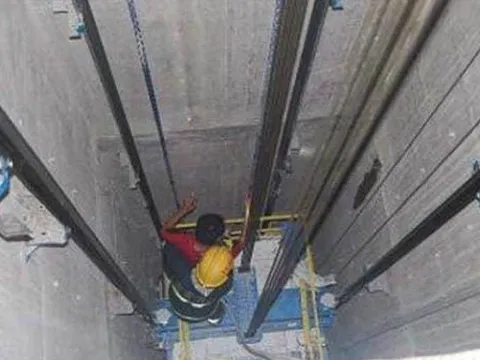 Thang máy bất ngờ rơi xuống, nhảy cẫng lên trước khi tiếp đất, liệu có cứu được mạng? Cuối cùng cũng có câu trả lời