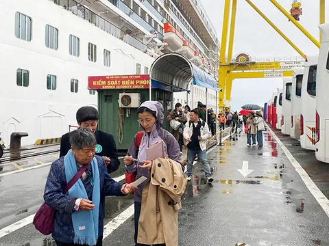 Hãng tàu du lịch lớn nhất Trung Quốc đưa 2.400 khách cập cảng Đà Nẵng