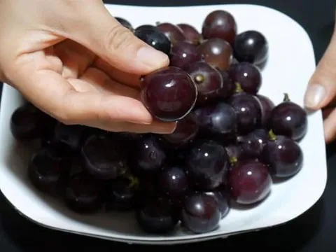 Chỉ dùng nước sạch để rửa nho, tương đương với việc ăn phải “trứng côn trùng”, mách bạn cách rửa sạch và đảm bảo vệ sinh trước khi ăn