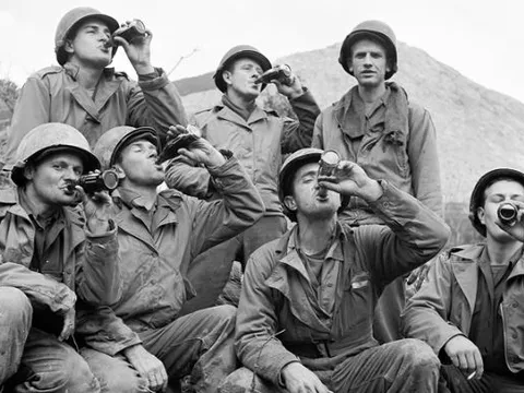 Lính tàu ngầm Nga được phát rượu uống mỗi ngày, lính Mỹ phải có Coca, còn lính Việt Nam thì sao?