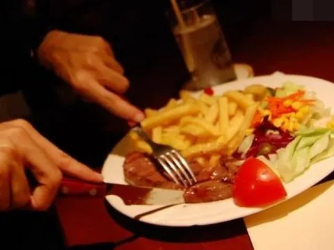 Những người có 3 biểu hiện này trên bàn ăn rất không được hoan nghênh, và bạn có thể biết họ có được giáo dục tốt hay không?