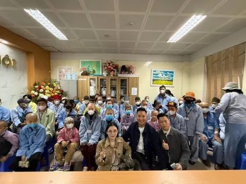 Sau khi từ chối hỗ trợ bé Bắp, vợ chồng Huấn Hoa Hồng đến bệnh viện K trao 70 suất quà trị giá 700 triệu