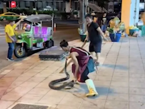 Người đàn ông gây sốt MXH khi tay không cầm ‘bé na’, kéo lê khắp phố phường