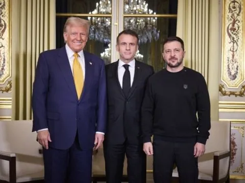 Tiết lộ lý do Tổng thống Ukraine không bao giờ mặc vest dù ông Trump không ít lần nóng mặt khó chịu