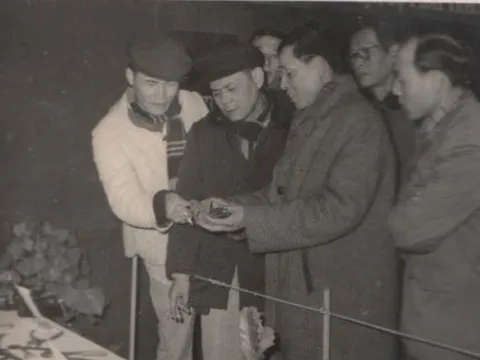 Gia đình huyền thoại có 1-0-2 ở Việt Nam: Bố là đại doanh nhân lẫy lừng, con là Đại tá, Giáo sư, Tiến sĩ nổi tiếng