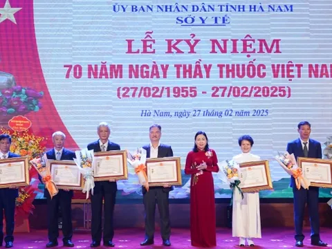 Hai nhà sáng lập Sao Thái Dương cùng lúc được vinh danh 'Thầy thuốc ưu tú'