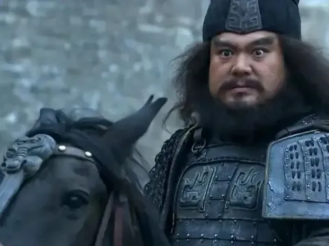 Bốn lần đối đầu với Lữ Bố, hai lần hòa với Quan Vũ, hai lần áp chế Triệu Vân, vị tướng này là ai?