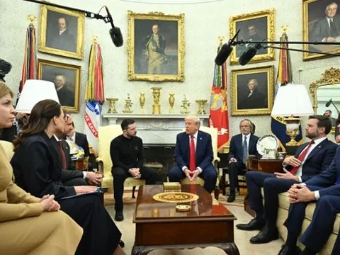 Danh tính nhân vật lẻn vào cuộc gặp của ông Trump và Tổng thống Ukraine, bị mật vụ Mỹ đuổi khỏi Nhà Trắng