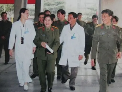 Thân thế nữ tướng thứ hai của QĐND Việt Nam: Ra ngoài làm tướng, về nhà vẫn làm vợ đảm, mẹ hiền