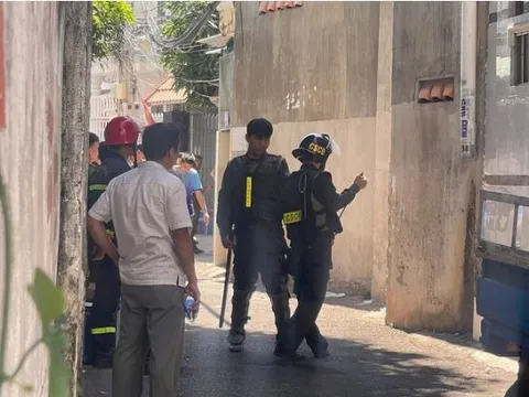 Hơn 2 giờ đồng hồ vây bắt đối tượng đốt xe, đâm chiến sĩ công an, cố thủ trong nhà ở Vũng Tàu