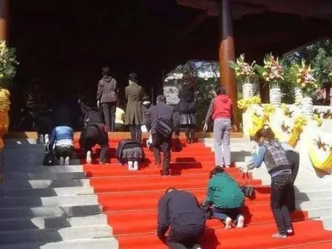 Có câu: Người nghèo càng thờ Phật thì càng nghèo; người giàu càng đốt hương thì càng giàu, đó là gì?