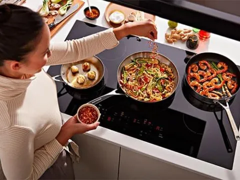 Giữa bếp ga và bếp từ, bếp nào nấu món ăn ngon và tốt cho sức khỏe hơn? Loại ai cũng nghĩ đúng nhưng chưa chắc an toàn