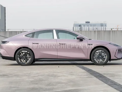 'Xe chủ tịch' dài hơn 5 mét, nội thất sang chảnh, công suất 637 mã lực, giá 540 triệu đồng