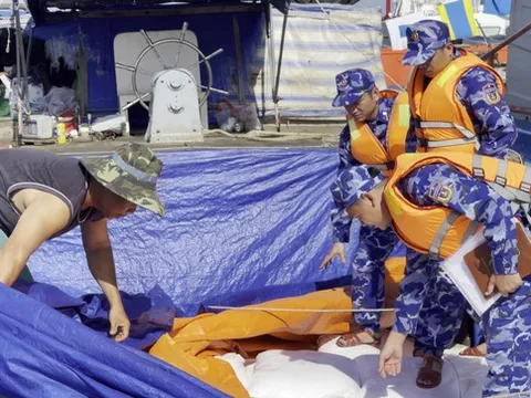 Bắt tàu không số chở hơn 10 tấn đường lậu trên biển