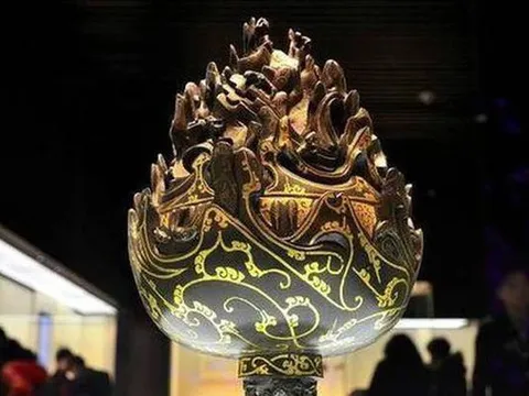 Công nhân phá núi xây hầm phát hiện một hố đen lạ, chuyên gia mất 3 tháng đào bới tìm ra “kho báu”