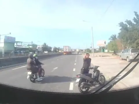 Công an làm việc với đối tượng hành hung tài xế xe buýt trước trạm CSGT