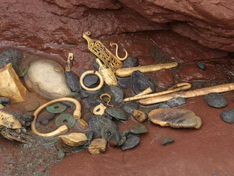 Máy xúc đào trúng khúc gỗ để lộ "cục đá" lạ, chuyên gia lần theo manh mối tìm thấy kho báu