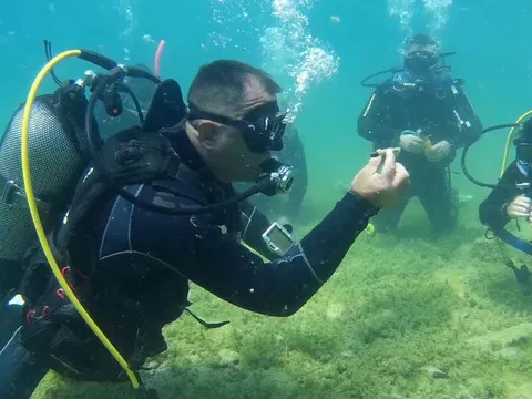 Bên dưới lòng hồ cổ bậc nhất châu Âu chứa "kho báu": Bí ẩn 8.000 năm hé lộ?