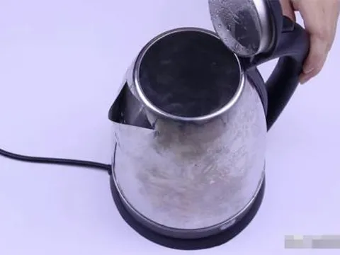 Tại sao dây nguồn của ấm đun nước điện lại ngắn như vậy? Có phải để tiết kiệm tiền không?