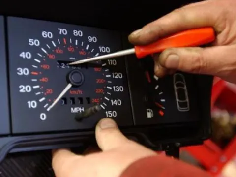 Từ năm 2025, cố ý làm sai lệch chỉ số trên đồng hồ báo quãng đường đã chạy của xe ô tô bị phạt đến 12 triệu đồng?