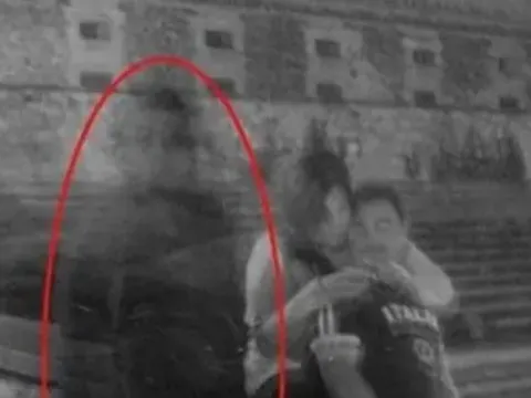 Bí ẩn  về người phụ nữ 'đứng trước máy ảnh là tàng hình' khiến giới khoa học đau đầu đi tìm lời giải