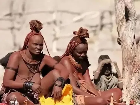 Bộ tộc bùn đỏ kỳ lạ nhất châu Phi: Coi khoả thân là đẹp, phụ nữ hầu như không bao giờ tắm, đàn ông khó sống đến 15 tuổi