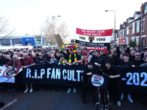 Hàng nghìn fan MU mặc đồ đen phản đối nhà Glazer và Ratcliffe