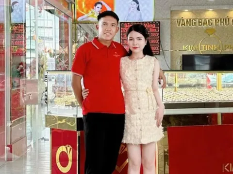 Tân binh ĐT Việt Nam hạnh phúc bên cô chủ tiệm vàng nổi tiếng