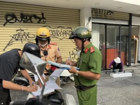 Xe máy gắn 1 gương chiếu hậu sẽ bị CSGT phạt 10 triệu đồng, có đúng không?