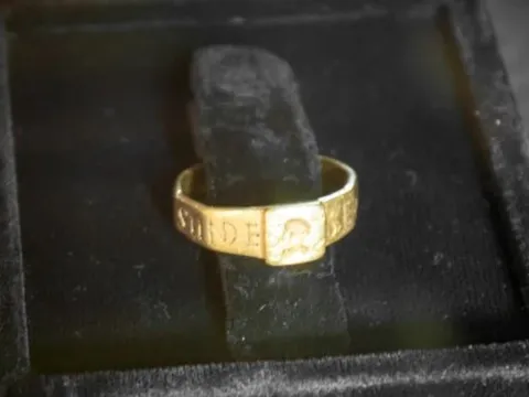 Giải mã bí ẩn gây sốc về chiếc nhẫn vàng mang lời nguyền vô cùng nghiệt ngã