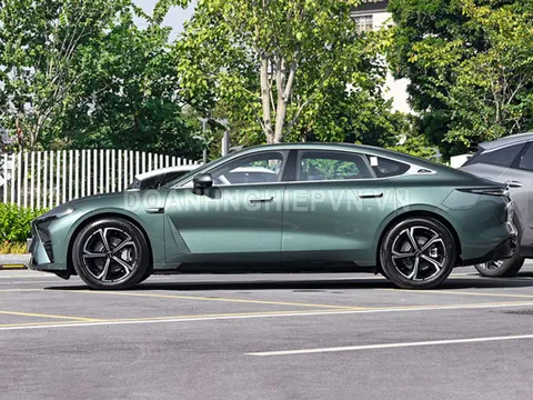 Xe sedan PHEV cùng phân khúc với Toyota Camry, trang bị tối tân, giá chưa tới 540 triệu đồng