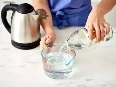 Có mùi hôi bốc ra từ cống không? Đổ một chậu nước vào đường ống, cống sẽ sạch và không còn mùi hôi