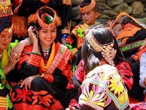 Kỳ lạ bộ tộc ở Uganda: Xem trinh tiết là điều cấm kỵ, nghề "phá trinh" bị coi là bất hạnh