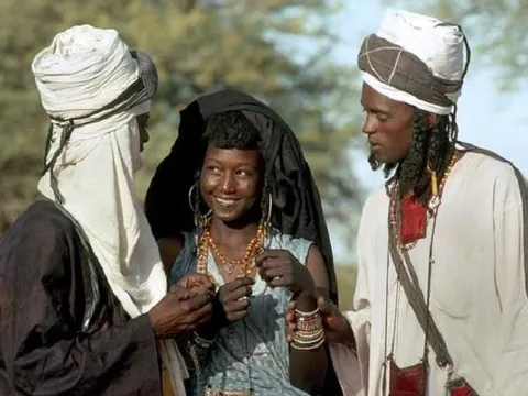 Kỳ lạ bộ tộc đàn ông mới là phái đẹp, phụ nữ có thể bỏ chồng nếu tìm được người thích hợp hơn