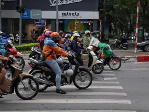 Mức phạt mới nhất đối với xe máy đè vạch dừng đèn đỏ: Cao nhất bao nhiêu tiền?