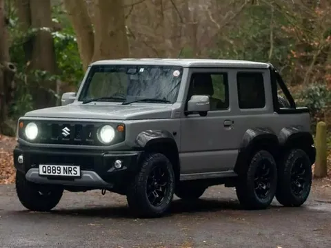 Ngắm SUV Suzuki Jimny độ 6 bánh