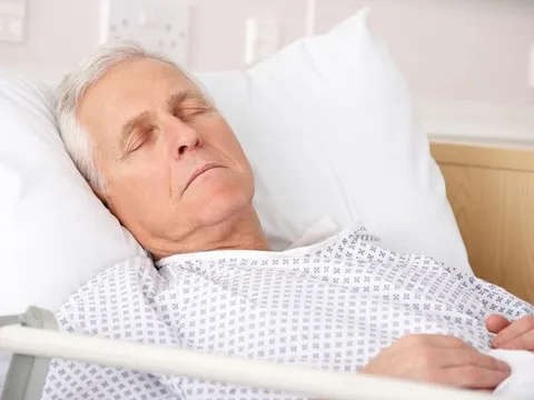 Tại sao người già luôn nói những điều 'vớ vẩn' trước khi chết? Chuyên gia trả lời đây có thể là dấu hiệu đặc biệt trước lúc ra đi