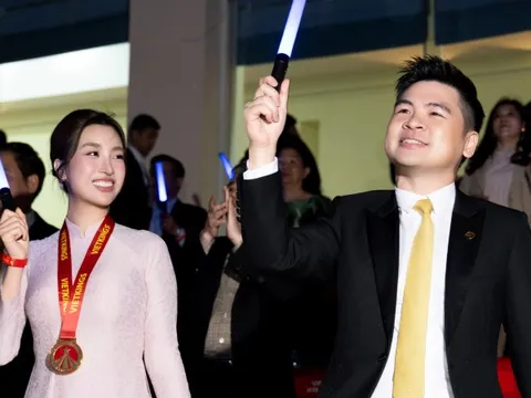 Hoa hậu Đỗ Mỹ Linh rạng rỡ bên gia đình chồng tại sự kiện