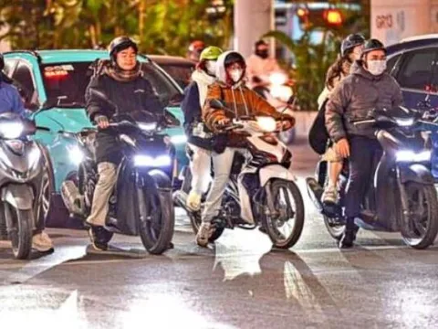 Mức xử phạt xe máy bật đèn chiếu xa gây chói mắt người đi bộ