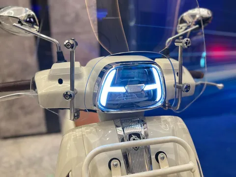 Xe tay ga 247cc, phanh ABS 2 kênh, thiết kế cổ điển, giá rẻ hơn Honda SH