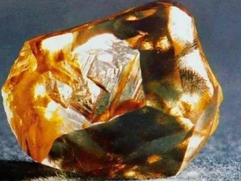 Đi làm đồng, cô thôn nữ bỗng đào được kim cương 'khủng' quý hiếm ngay trên mảnh ruộng nhà mình: Sốc hơn với quyết định của cô sau đó