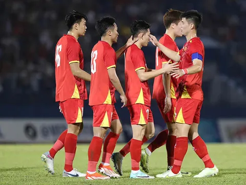 Hai Long lập công, ĐT Việt Nam nhẹ nhàng đánh bại Campuchia