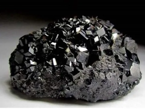 Tình cờ đào được viên đá có hình thù kỳ lạ, người đàn ông 'sốc' nặng khi nó được trả gần trăm tỷ đồng