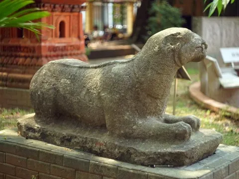 Vì sao người xưa đặt hổ đá trước lăng mộ, còn sư tử đá trước cổng?