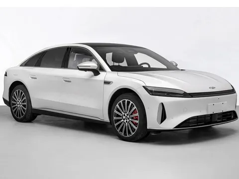 Xe sedan PHEV lớn hơn Toyota Camry, tiêu thụ xăng ít hơn xe máy, giá hơn 1,4 tỷ đồng