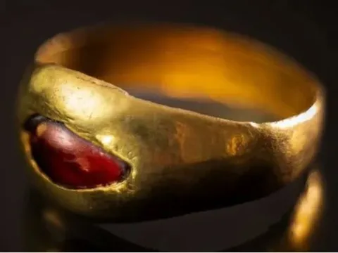 Đang sàng đất tại di tích khảo cổ, người phụ nữ tìm thấy báu vật 2.300 năm tuổi