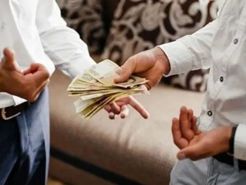 Nghệ thuật từ chối khi bạn bè vay tiền: Người khôn ngoan không hỏi 'vay bao nhiêu?'