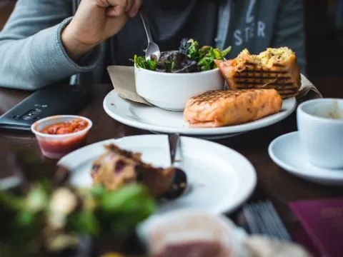 Nếu bạn có thói quen ăn tối sau 21 giờ thì nên bỏ ngay hôm nay kẻo ngày nhập viện không còn xa