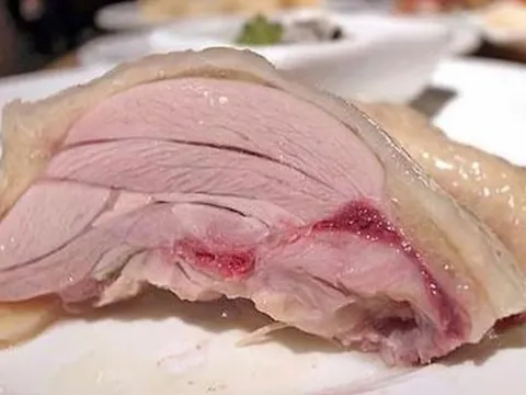 Tại sao có thể ăn thịt bò tái, nhưng không nên ăn thịt gà tái? lý do ít người biết