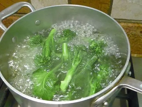 Bạn đã biết luộc rau đúng cách chưa? Việc tưởng chừng đơn giản nhưng nếu làm sai sẽ làm mất dinh dưỡng, còn vừa gây hại cho sức khỏe